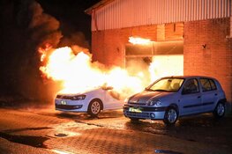 Auto en loods vatten vlam in Huizen