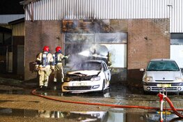 Auto en loods vatten vlam in Huizen