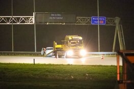 Auto botst tegen vangrail op de A1 bij Muiden