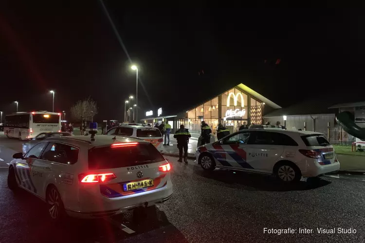 Vechtpartij met FC Twente-supporters langs A1 bij Muiden