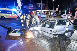 Auto vliegt in brand na botsing in Huizen