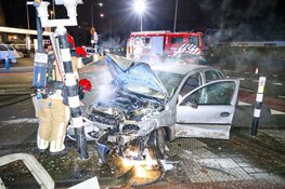Auto vliegt in brand na botsing in Huizen