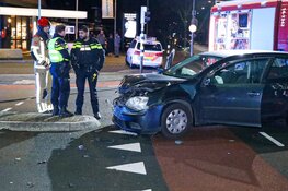 Auto vliegt in brand na botsing in Huizen