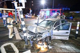 Auto vliegt in brand na botsing in Huizen