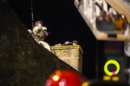 Brand in schoorsteen van rietenkapwoning in Bussum