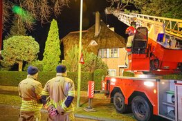 Brand in schoorsteen van rietenkapwoning in Bussum