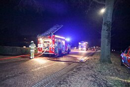 Brand in rieten dak van woning Eemnes