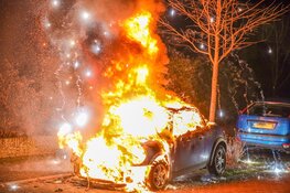 Auto verwoest door brand in Huizen