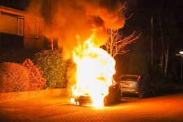 Auto verwoest door brand in Huizen