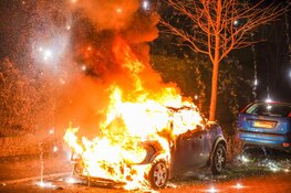 Auto verwoest door brand in Huizen