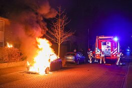 Auto verwoest door brand in Huizen