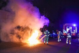 Auto verwoest door brand in Huizen