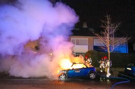 Auto verwoest door brand in Huizen