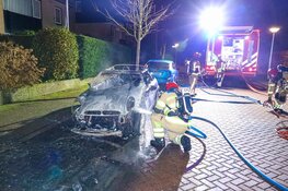 Auto verwoest door brand in Huizen