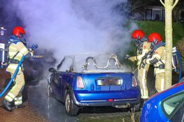 Auto verwoest door brand in Huizen