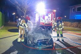 Auto verwoest door brand in Huizen