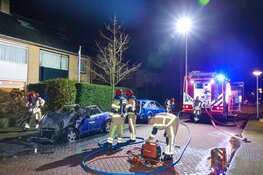 Auto verwoest door brand in Huizen