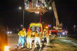 Ongeval op A27, auto rijdt van talud. Bestuurder zwaargewond