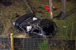 Ongeval op A27, auto rijdt van talud. Bestuurder zwaargewond