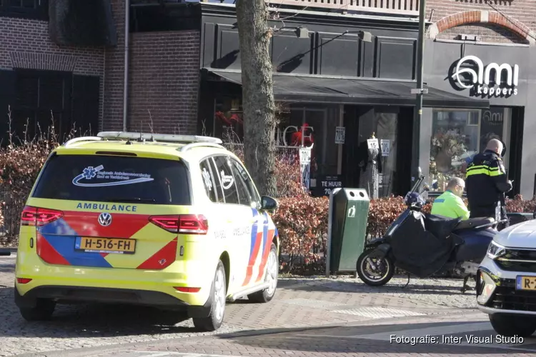 Scooterrijder en auto in botsing in Laren