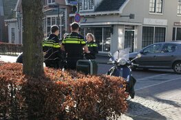 Scooterrijder en auto in botsing in Laren