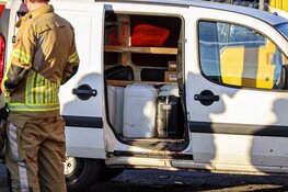 Vaten met onbekende inhoud gevonden in bestelbus in Huizen