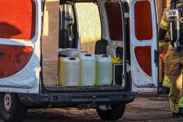 Vaten met onbekende inhoud gevonden in bestelbus in Huizen