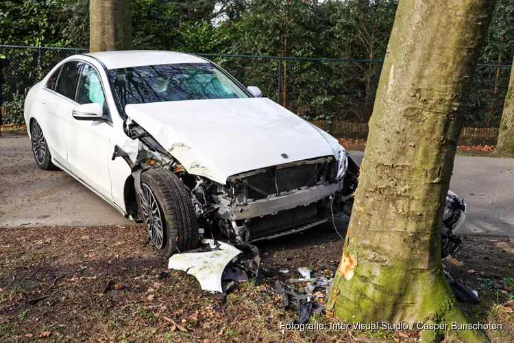 Automobilist tegen boom gereden in Huizen