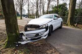 Automobilist tegen boom gereden in Huizen