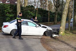 Automobilist tegen boom gereden in Huizen
