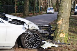 Automobilist tegen boom gereden in Huizen