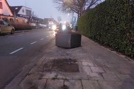Scooterrijder naar ziekenhuis na botsing met plantenbak
