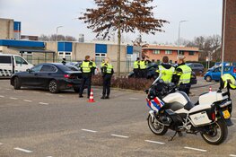 Verkeerscontrole bij voetbalvelden in Huizen