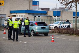 Verkeerscontrole bij voetbalvelden in Huizen