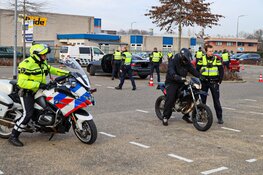 Verkeerscontrole bij voetbalvelden in Huizen