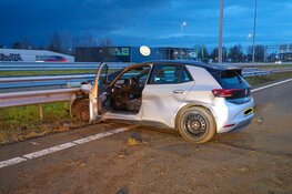 Automobilist rijdt tegen vangrail op A1 ter hoogte van Naarden