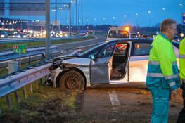 Automobilist rijdt tegen vangrail op A1 ter hoogte van Naarden