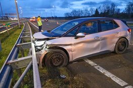 Automobilist rijdt tegen vangrail op A1 ter hoogte van Naarden