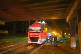 Te hoge vrachtwagen knalt op viaduct in Laren
