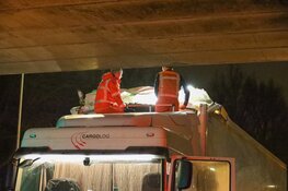 Te hoge vrachtwagen knalt op viaduct in Laren