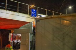 Te hoge vrachtwagen knalt op viaduct in Laren