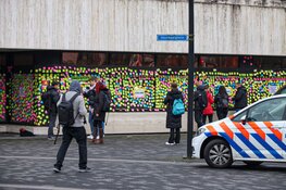 Demonstratie op Media Park: NOS beplakt met memo-papiertjes