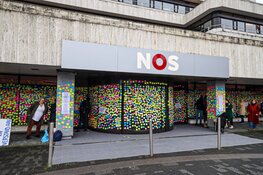 Demonstratie op Media Park: NOS beplakt met memo-papiertjes