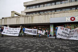 Demonstratie op Media Park: NOS beplakt met memo-papiertjes