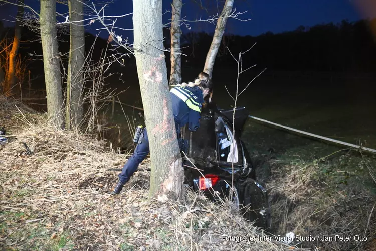 Auto crasht in Hilversum, bestuurder gewond