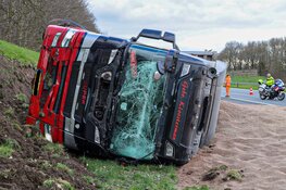 Vrachtwagen gekanteld op A27 bij Eemnes