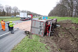 Vrachtwagen gekanteld op A27 bij Eemnes
