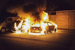 Twee auto's door brand verwoest in Bussum