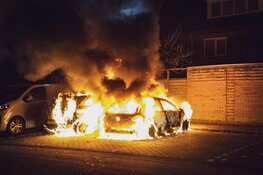Twee auto's door brand verwoest in Bussum