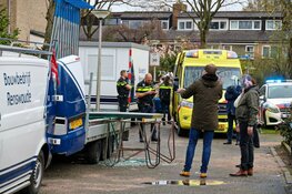Man gewond bij gevallen glasplaten in Huizen